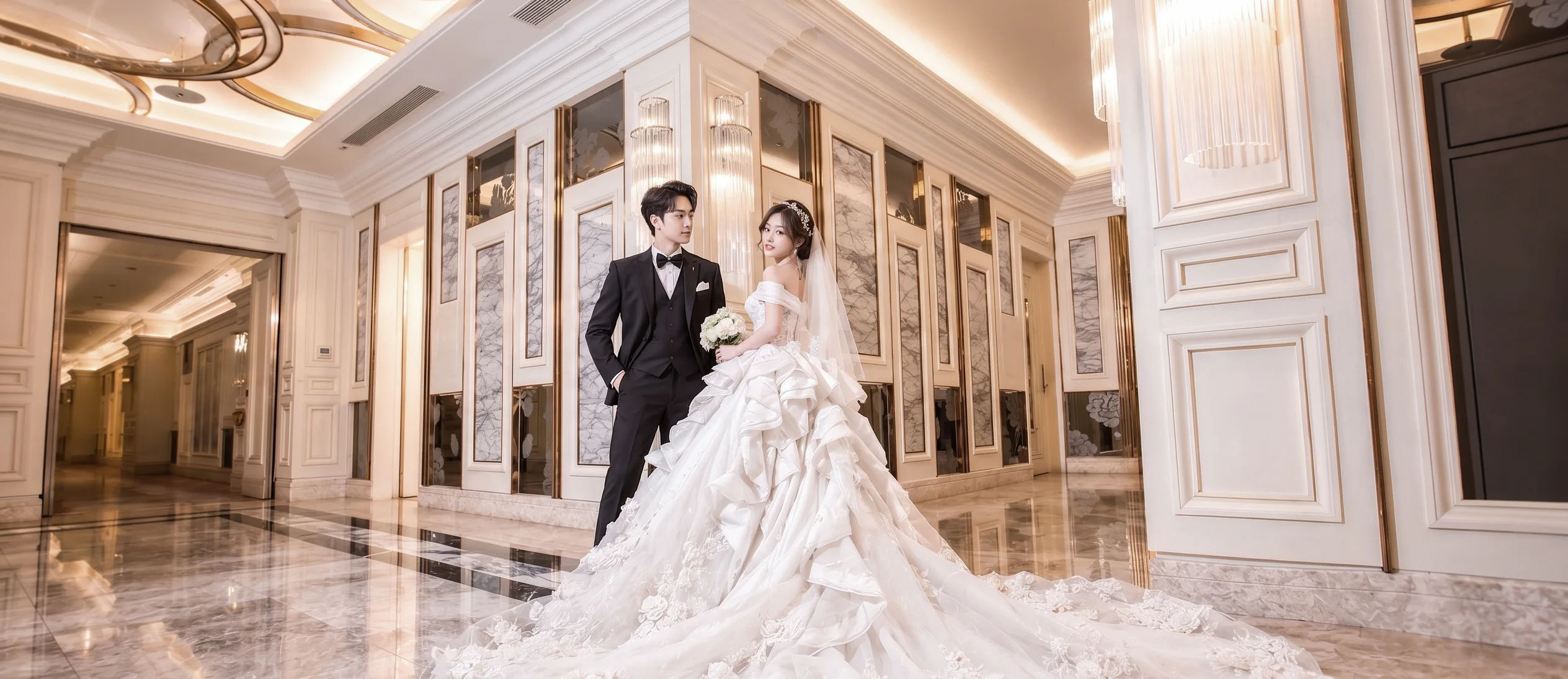 新人在寬和金色大廳的婚紗合影